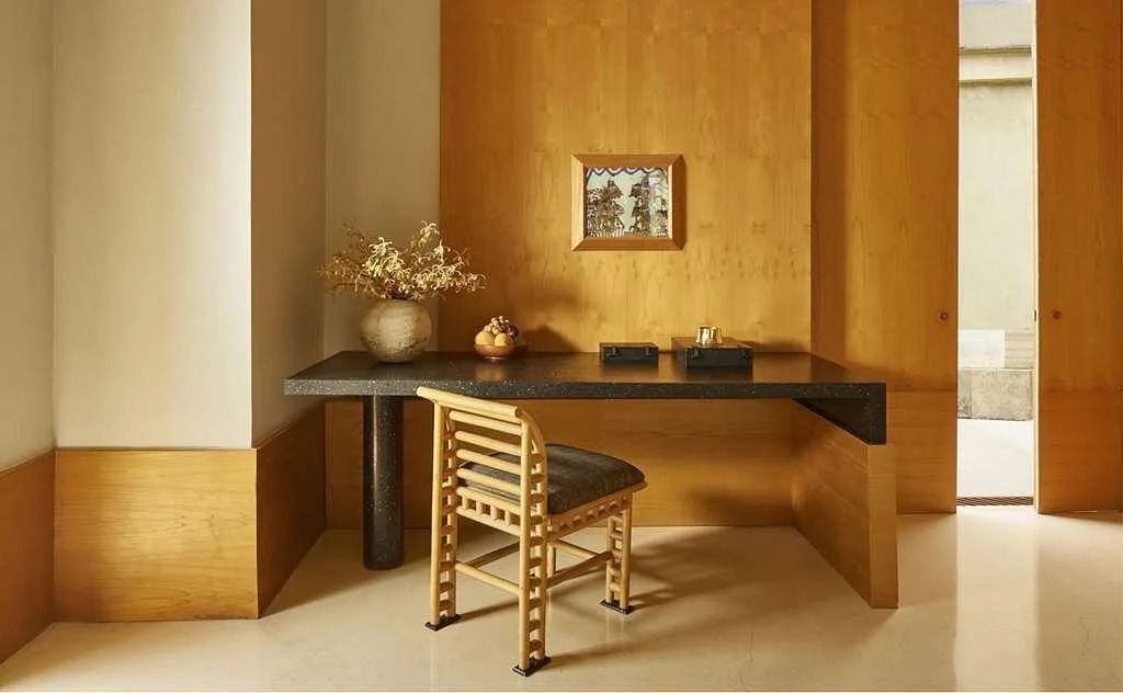 mesa con asiento cómodo para disfrutar de un momento relajante