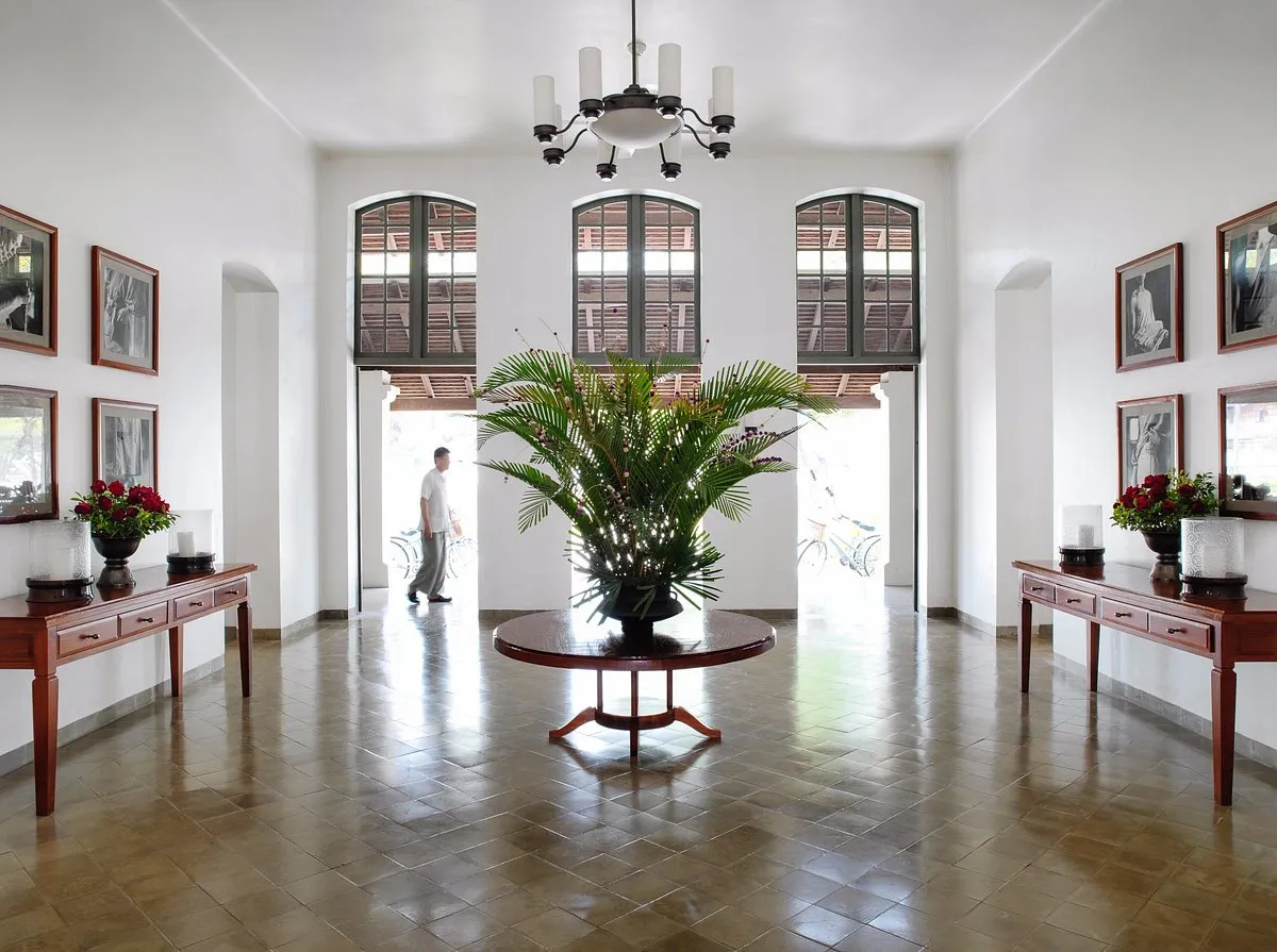 sala de espera del hotel en amantha donde vas a poder recorrer las instalaciones