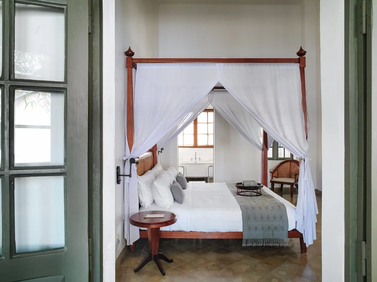 habitación como cama para dos personas y un baño de lujo con tina