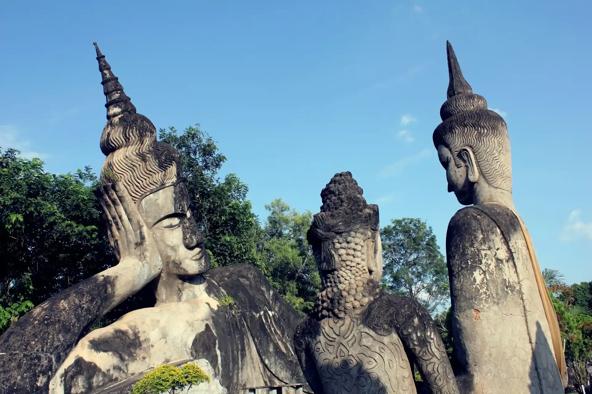 monumentos antiguos rodeados de arboles en laos asia