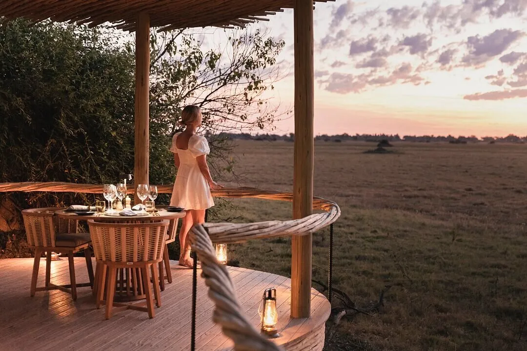 balcón con mesa y sillas para una cena al anochecer para que los turista disfruten de una hermosa vista