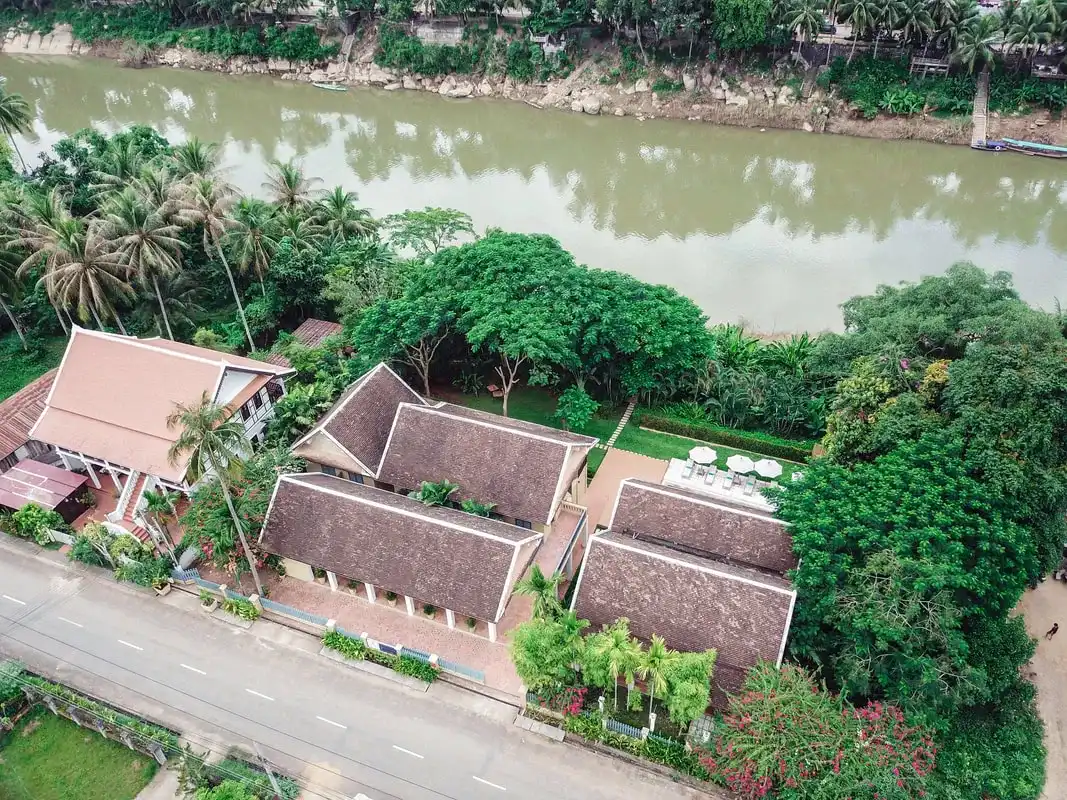 hotel rodeado de arboles y zona verde con vista al rio