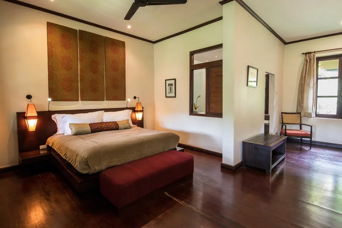 habitación grande con cama para dos personas con buena iluminación, asientos y una ventana donde podrás disfrutar de una excelente vista.