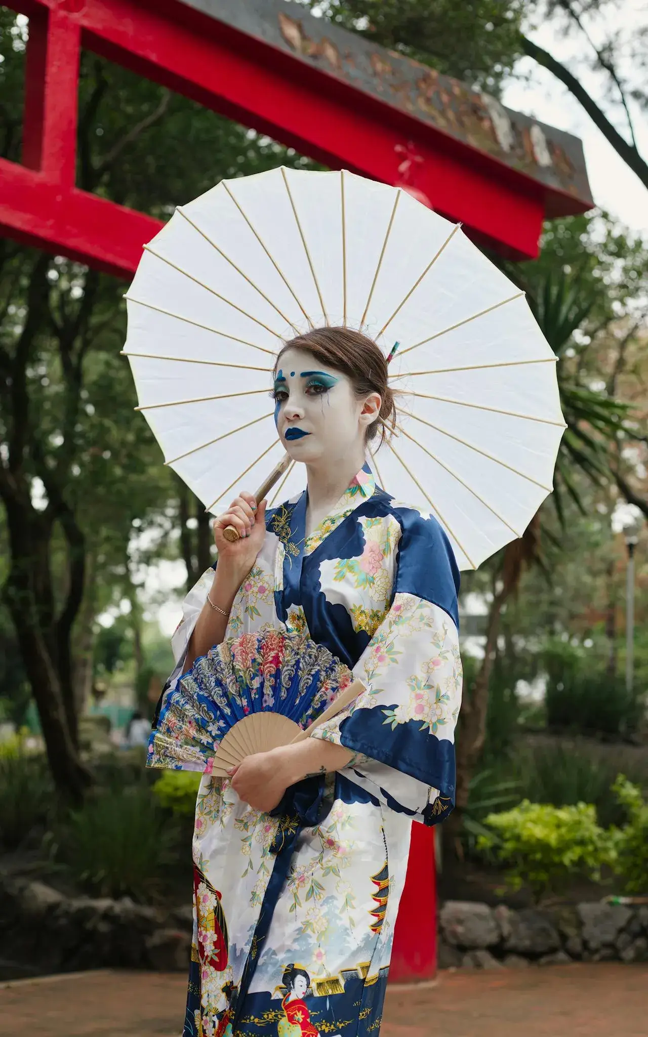 Journale te lleva a Japón: Vive la experiencia de un turista vistiendo un kimono, un atuendo tradicional que te conecta con la cultura y la historia del país.