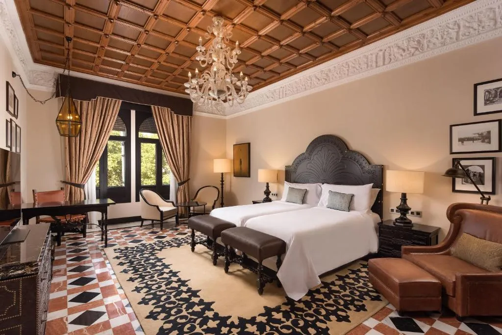 habitación cálida con cama doble, un sillón cómodo para relajarse y una ventana con vista a la ciudad.