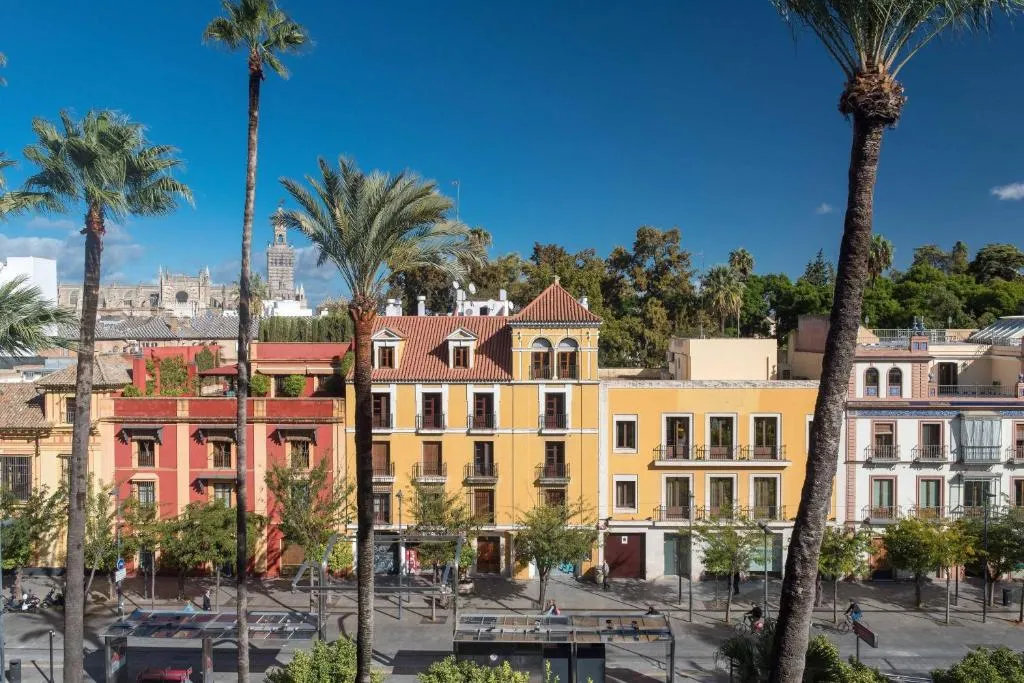 Hotel Alfonso XIII, rodeado de árboles, ofrece un entorno tranquilo con una increíble arquitectura, creando un lugar perfecto para relajarse.