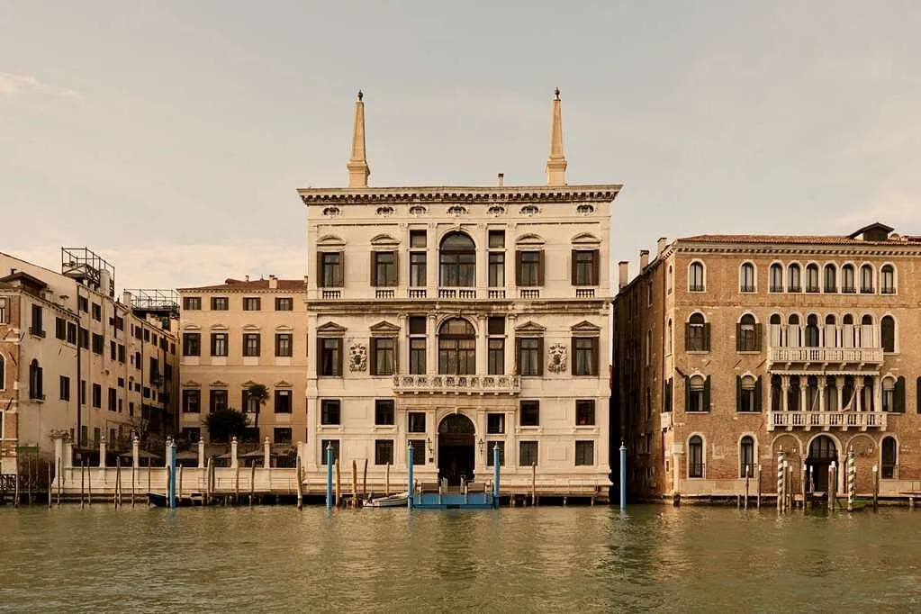 edificios frente al mar en Italia