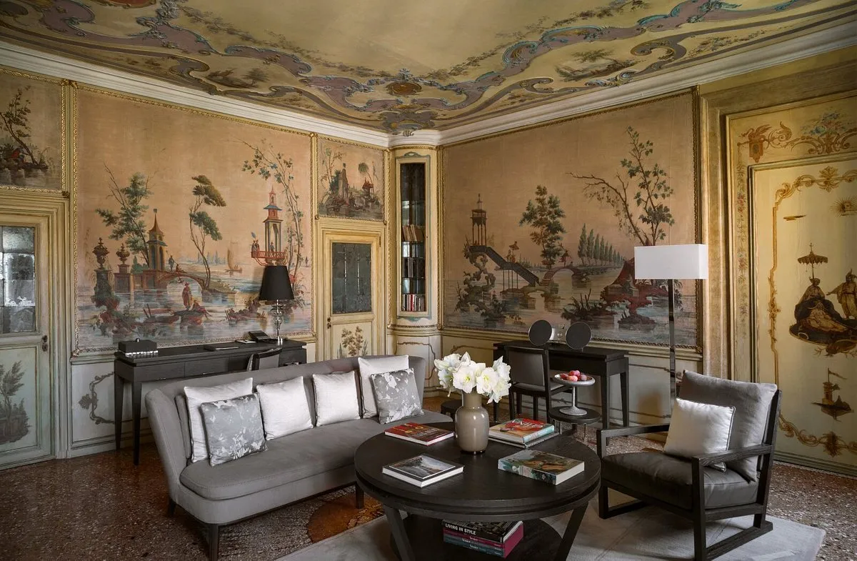 habitación amplia con sala, con un decorado increíble para que disfrutes de una agradable instancia.
