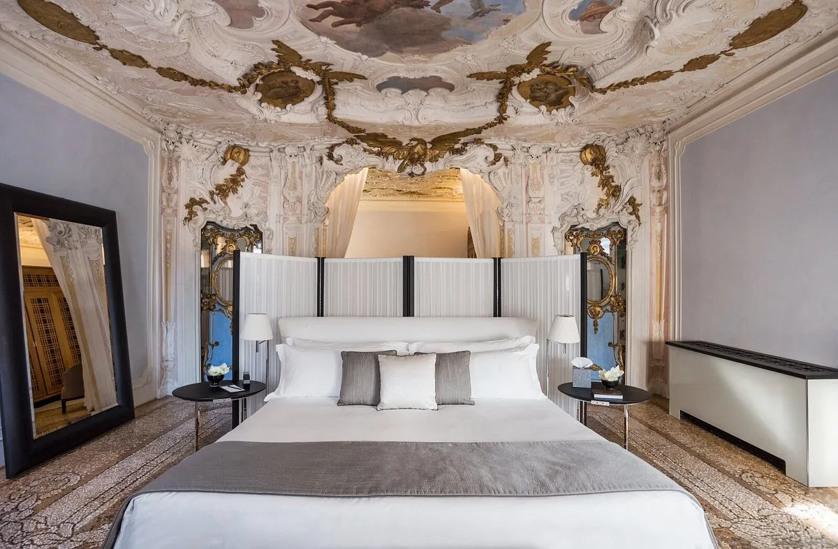 descubre una de las habitaciones de lujo del hotel aman venice, donde disfrutaras de un agradable ambiente.