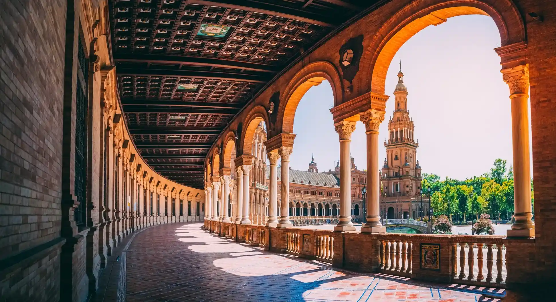 Plaza de España en Sevilla, rodeada de hermosos árboles y con una arquitectura increíble. Un lugar perfecto para pasear, disfrutar de la tranquilidad.