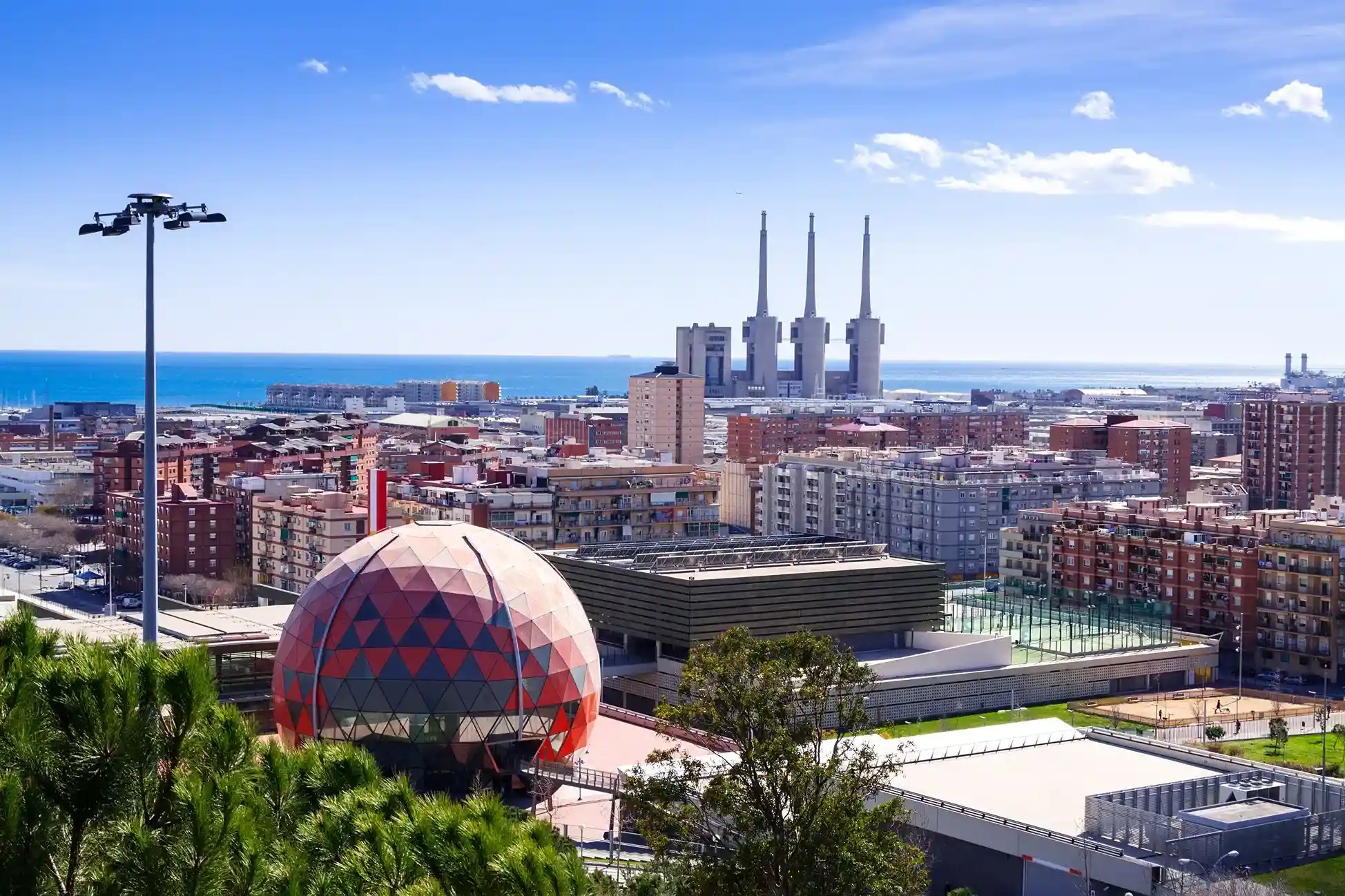 Vista de Badalona, con su playa junto al mar, calles y una mezcla de edificios modernos y zonas tranquilas.