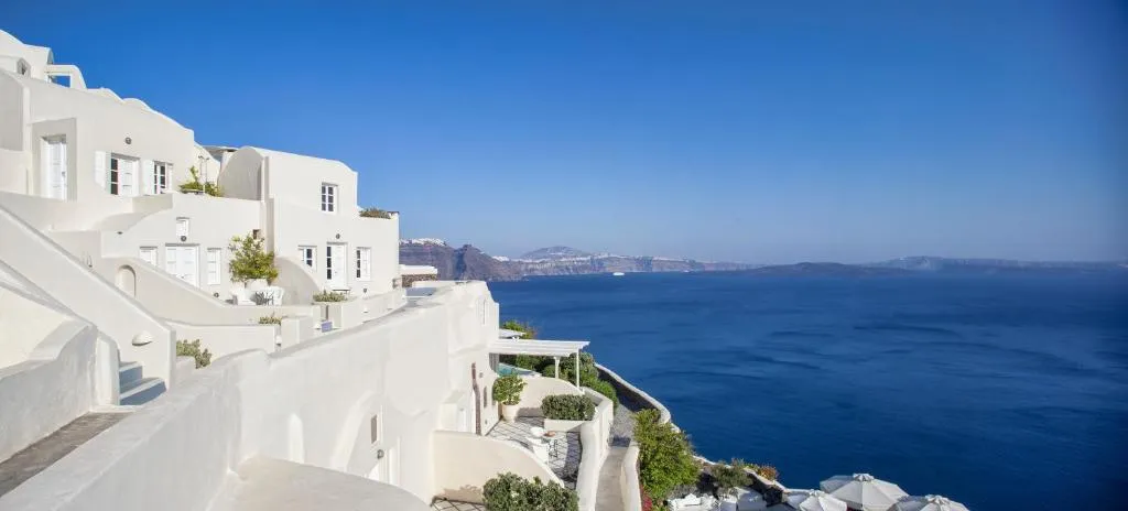 espectacular hotel con habitaciones de color blanco, un lugar perfecto para relajarte y disfrutar de una agradable estadía.
