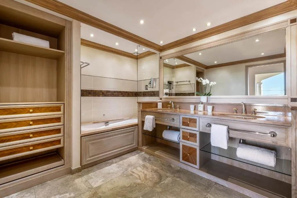 baño amplio con tina, lavamanos de dos puestos y equipado con implementos de aseo personal, un lugar perfecto para relajarte