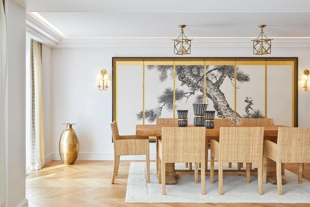 elegante comedor de madera junto aun cuadro pintado a mano para que disfrute de exquisitos platillos mientas admiras esta increíble obra de arte