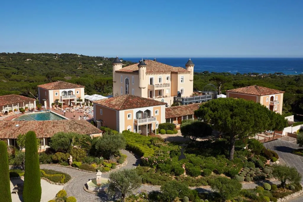 hotel Château de la Messardière y sus diferentes zonas rodeada de jardines y arboles con vista al mar.