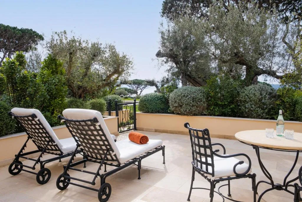 silla de descanso con mesa donde puedes disfrutar de una deliciosa y refrescante bebida.