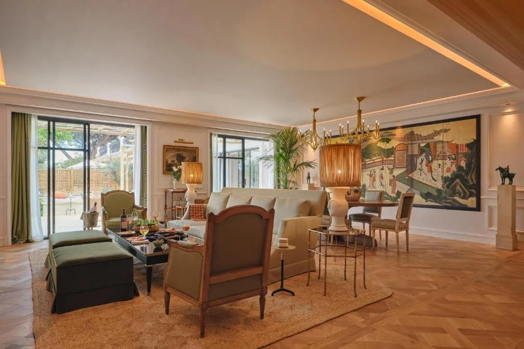 habitación de lujo con comedor y sala con una elegante mesa donde hay diferentes platillos para degustar mientras disfrutas de tu estadía
