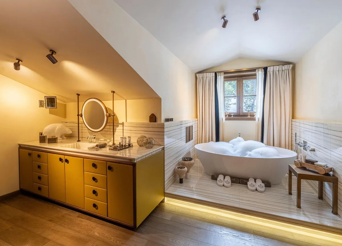 el hotel Cheval Blanc Courchevel cuenta con baños de lujo con buena iluminación, con tina donde te puedes relajar con un baño de espumas.