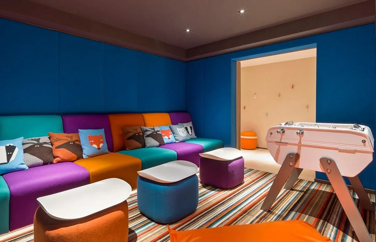 el hotel cheval blanc courchevel cuenta con habitaciones donde puedes relajarte y disfrutar de una agradable estancia.