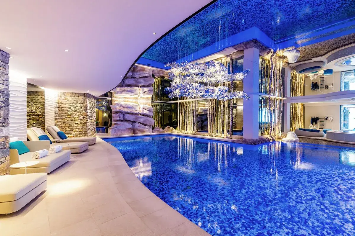 disfruta de la zona de piscina de lujo con un diseño elegante con sillas cómodas para que te relajes y pases un tiempo agradable