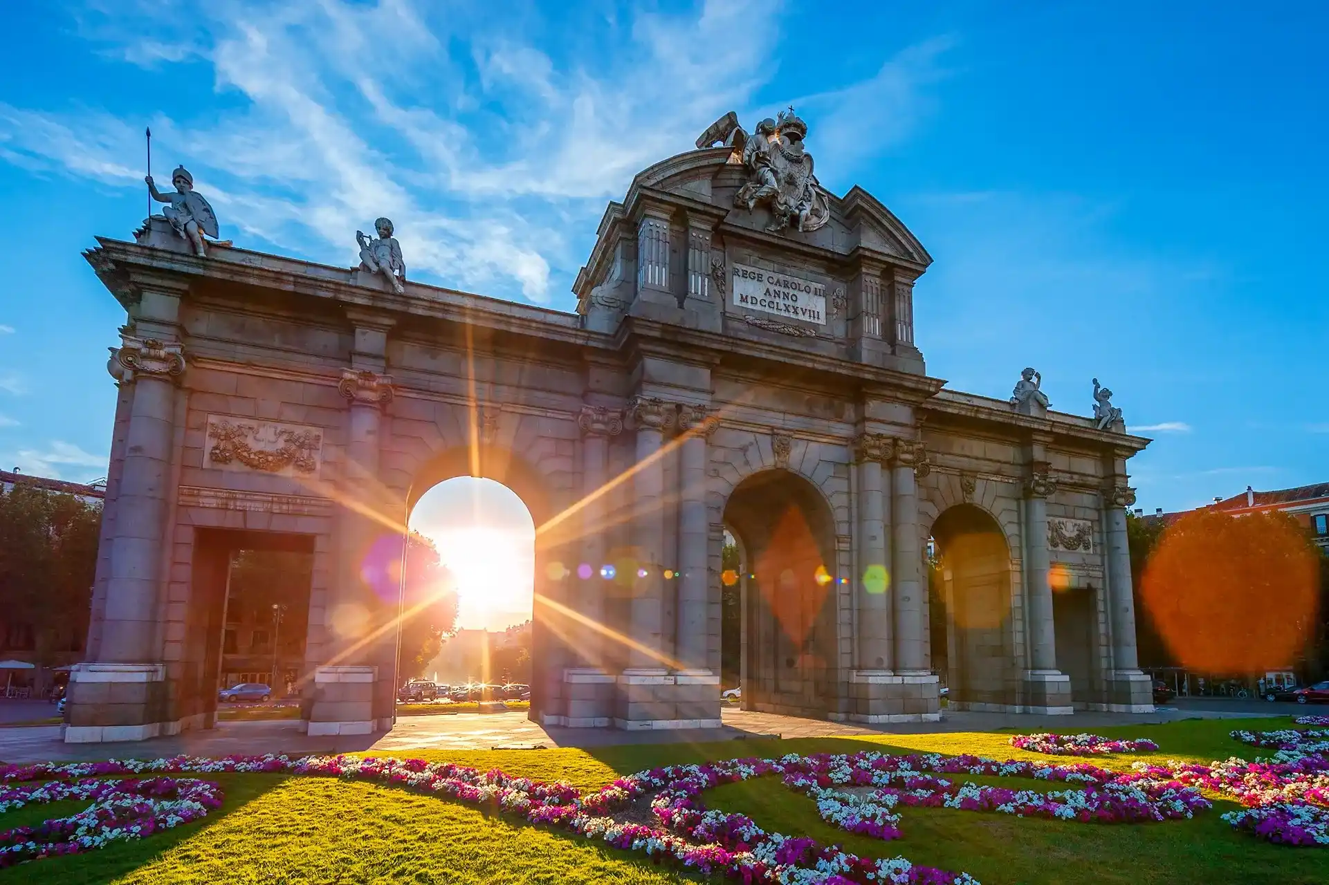 monumento rodeado de jardines al atardecer.