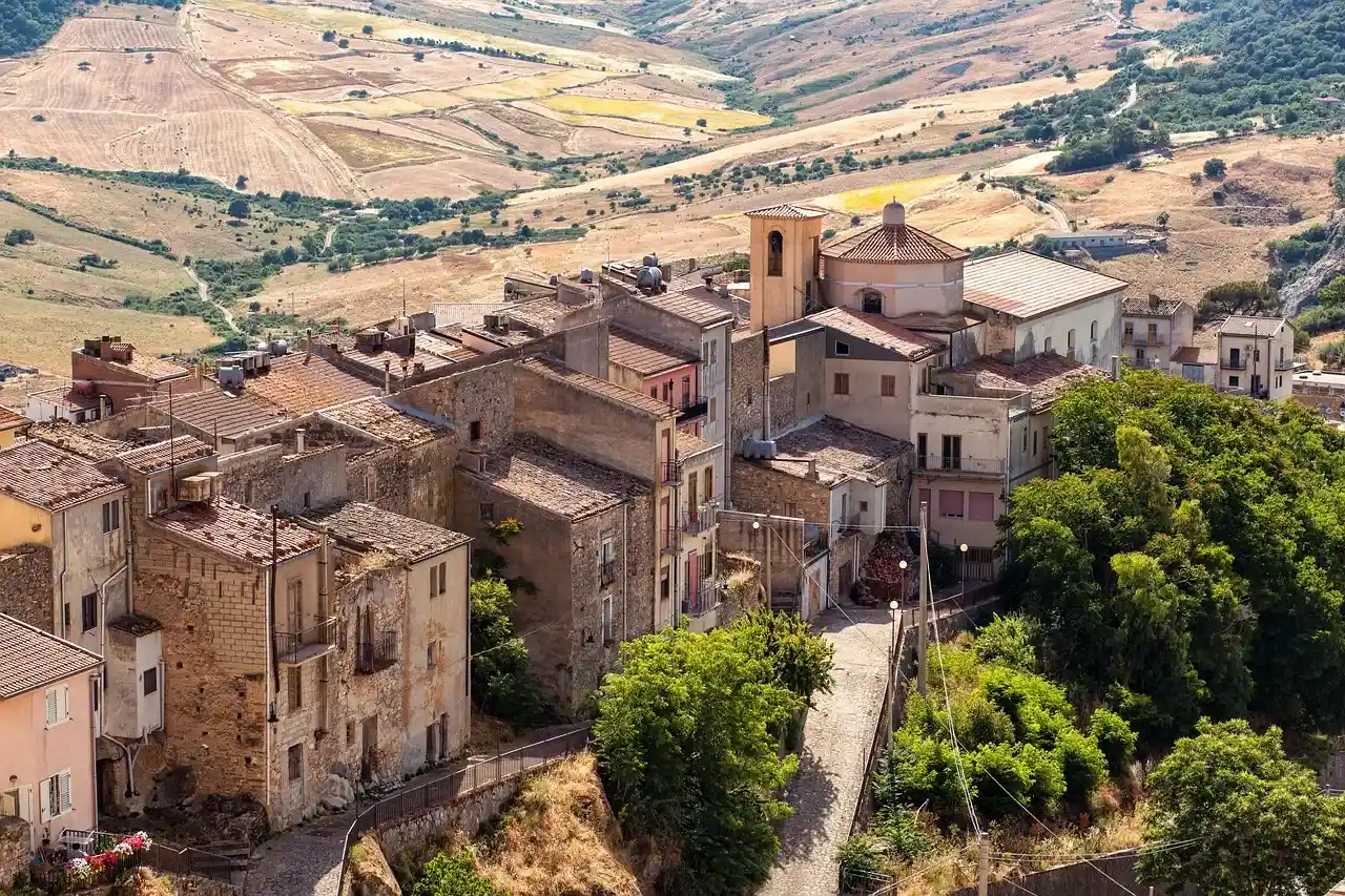 edificios frente a una zona verde rodeada de arboles en Francia.