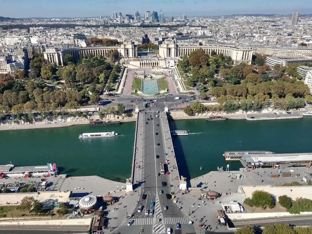 vista panorámica de Francia donde vas a poder disfrutar de sus calles, edificios y de un ambiente agradable con la vista al mar.