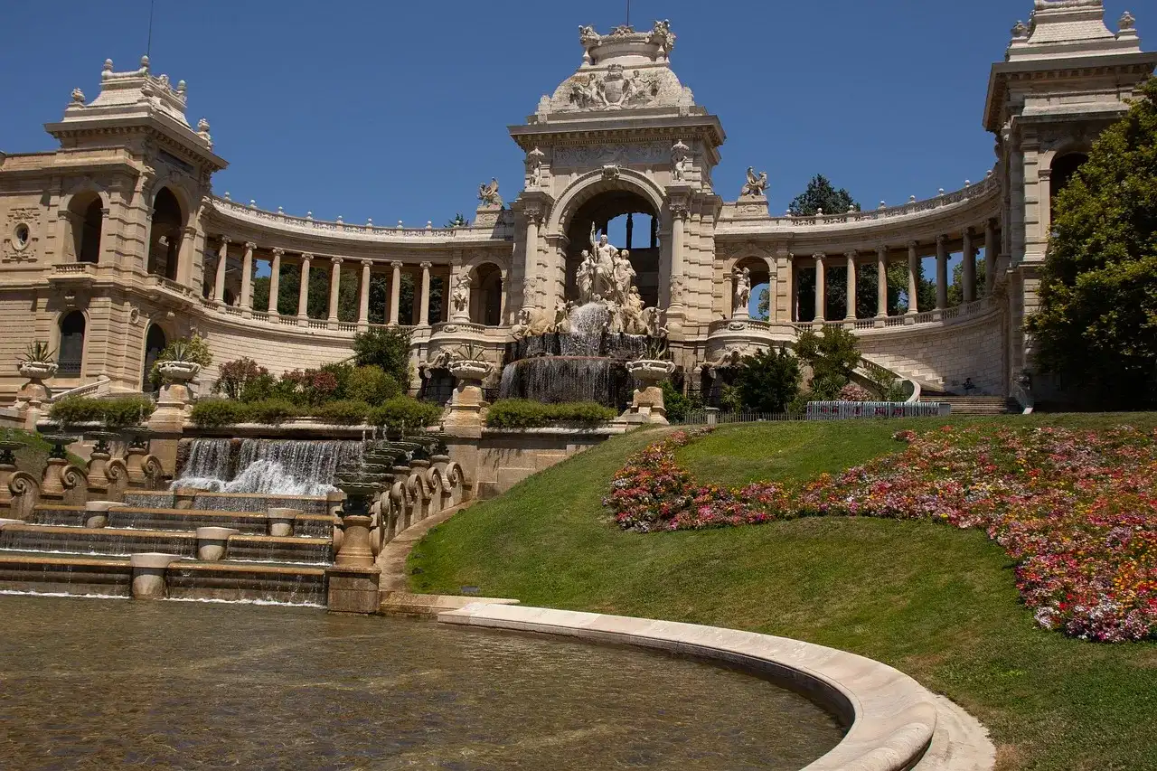 Vista de la Fuente en francia, con su escultura y el agua fluyendo.
