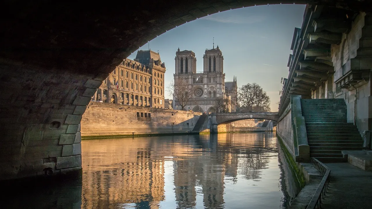 puente donde se puede ver los edificios en el atardecer, donde puedes disfrutar de una increíble vista.