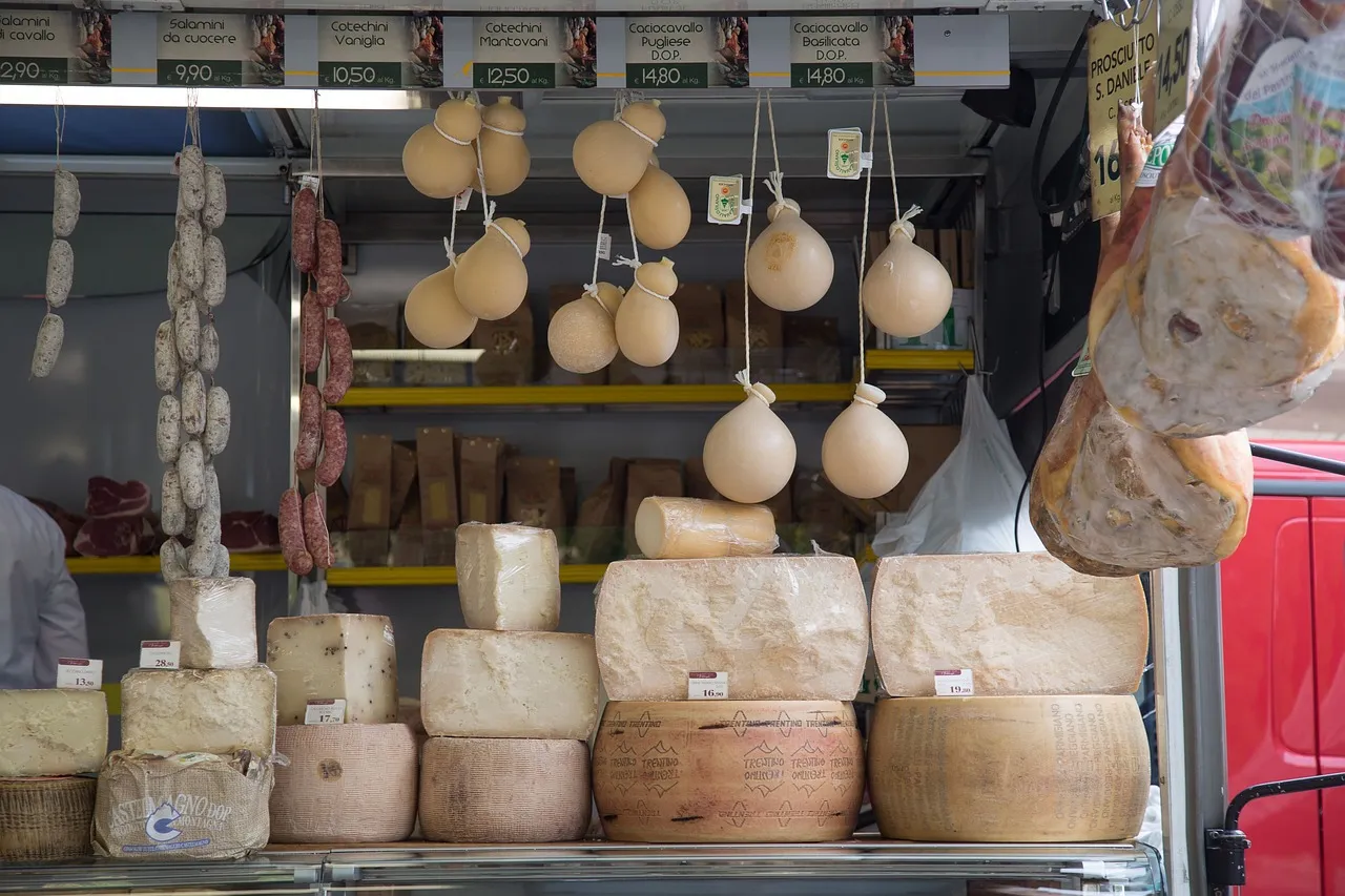 uno de los platillos típicos de Francia es la variedad de quesos donde vas a poder disfrutar de varios sabores.