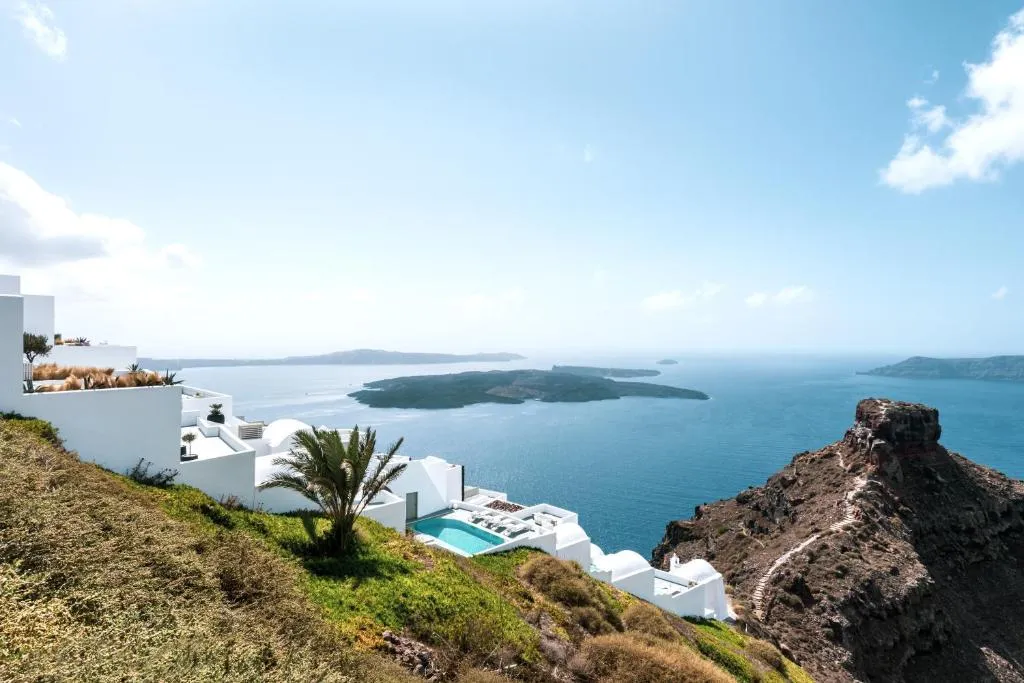 vista del hotel Grace Santorini en las montañas rocosas junto al mar.