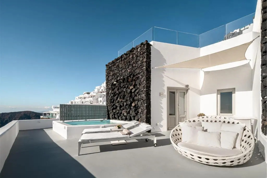 balcón con piscina privada, sillas para tomar el sol y un puf de color blanco, el lugar perfecto para unas relajadas vacaciones.