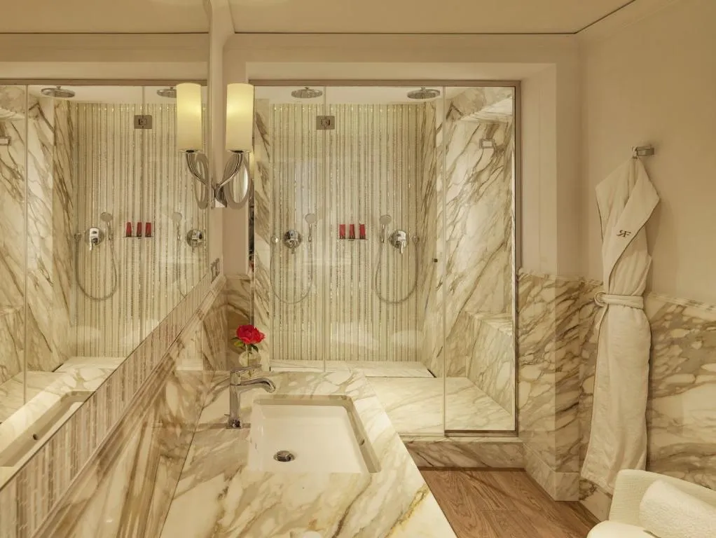 el hotel de russie cuenta con baños muy bien equipados para que puedan pasar un momento agradable en un ambiente cómodo y tranquilo.