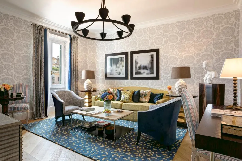 habitación con sala, un lugar tranquilo donde te puedes sentar y relajarte o simplemente ver la increíble vista a la ciudad.