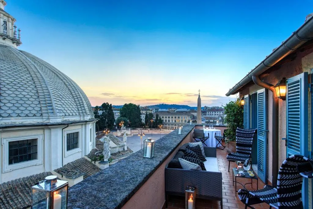 uno de los balcones del hotel de russie donde vas a poder disfrutar de una deliciosa cena o relajarte mientras disfruta de la vista en el anochecer.