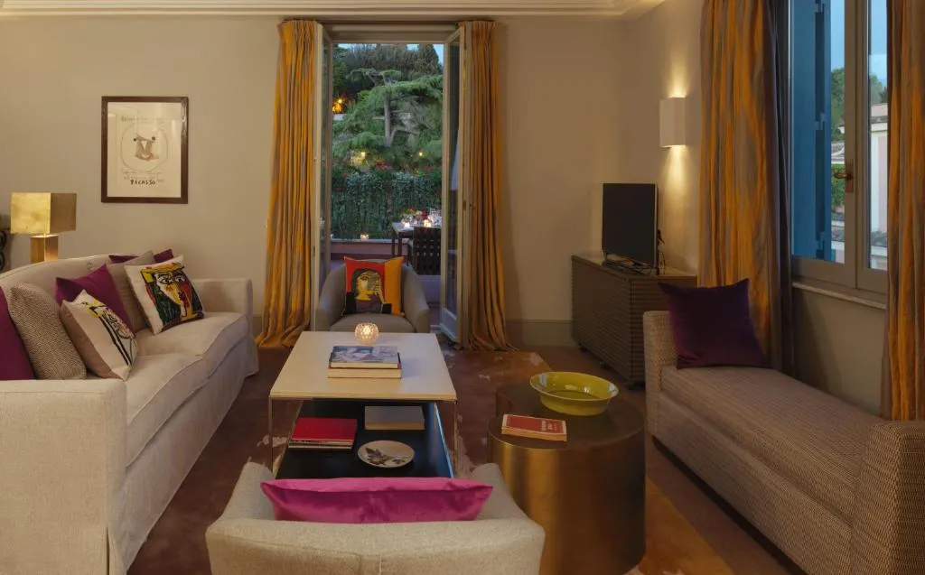 el hotel russie cuenta con una sala, lugar donde vas a poder salir al balcón y disfrutar de la vista a la ciudad.