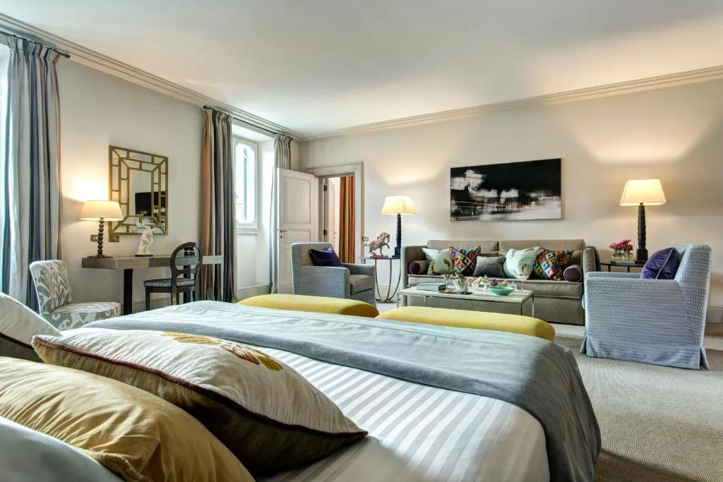 habitación grande cuenta con cama, sala, ventanales para una mejor iluminación con una agradable vista a la ciudad para que te sientas cómodo en tu instancia en el hotel.