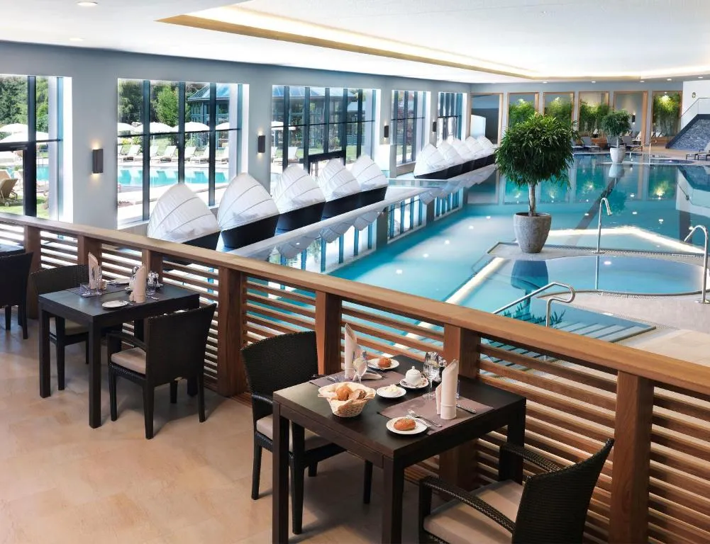 Relájate en la zona de lujo del Interalpen-Hotel Tyrol, donde puedes disfrutar de una piscina espectacular y un restaurante increíble.