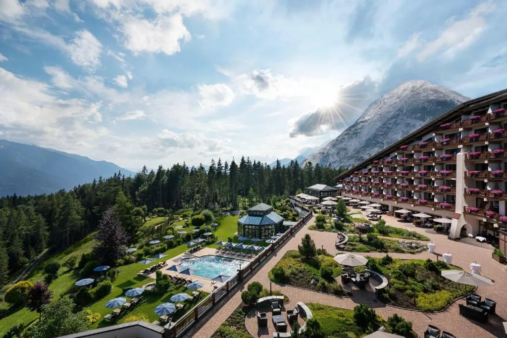 increíbles vista del Interalpen-Hotel Tyrol, rodeado de montañas y naturaleza. Un lugar perfecto para relajarte.