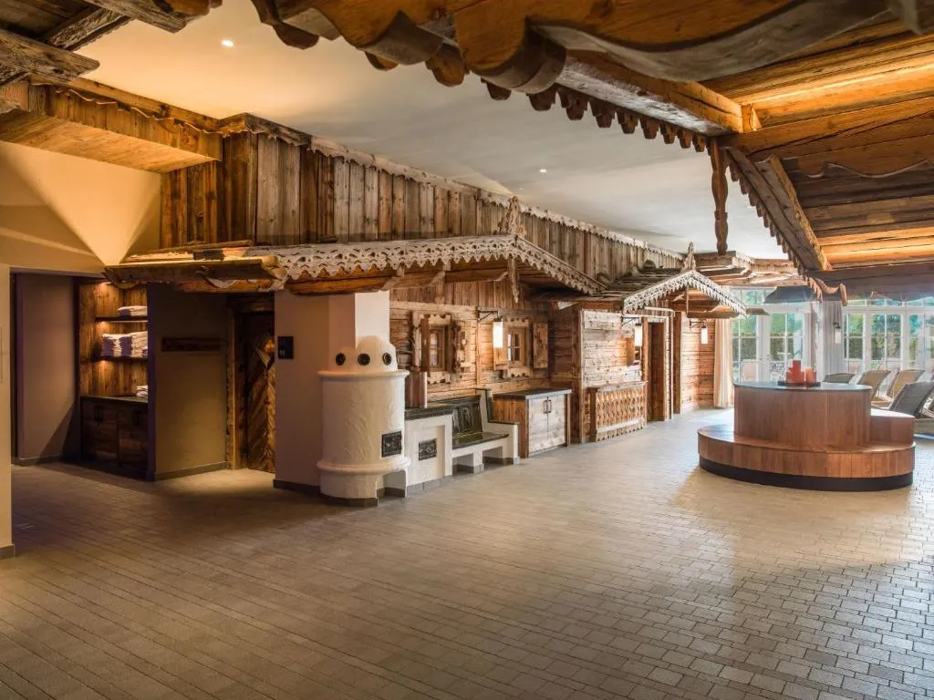 zona de spa del Interalpen-Hotel Tyrol, un espacio diseñado para el relajarse. Con piscinas y saunas.
