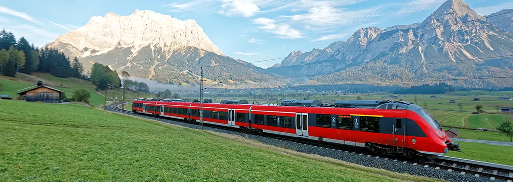 Viaja en tren por Australia y disfruta de un recorrido único donde podrás admirar las impresionantes vistas de las montañas y paisajes naturales.