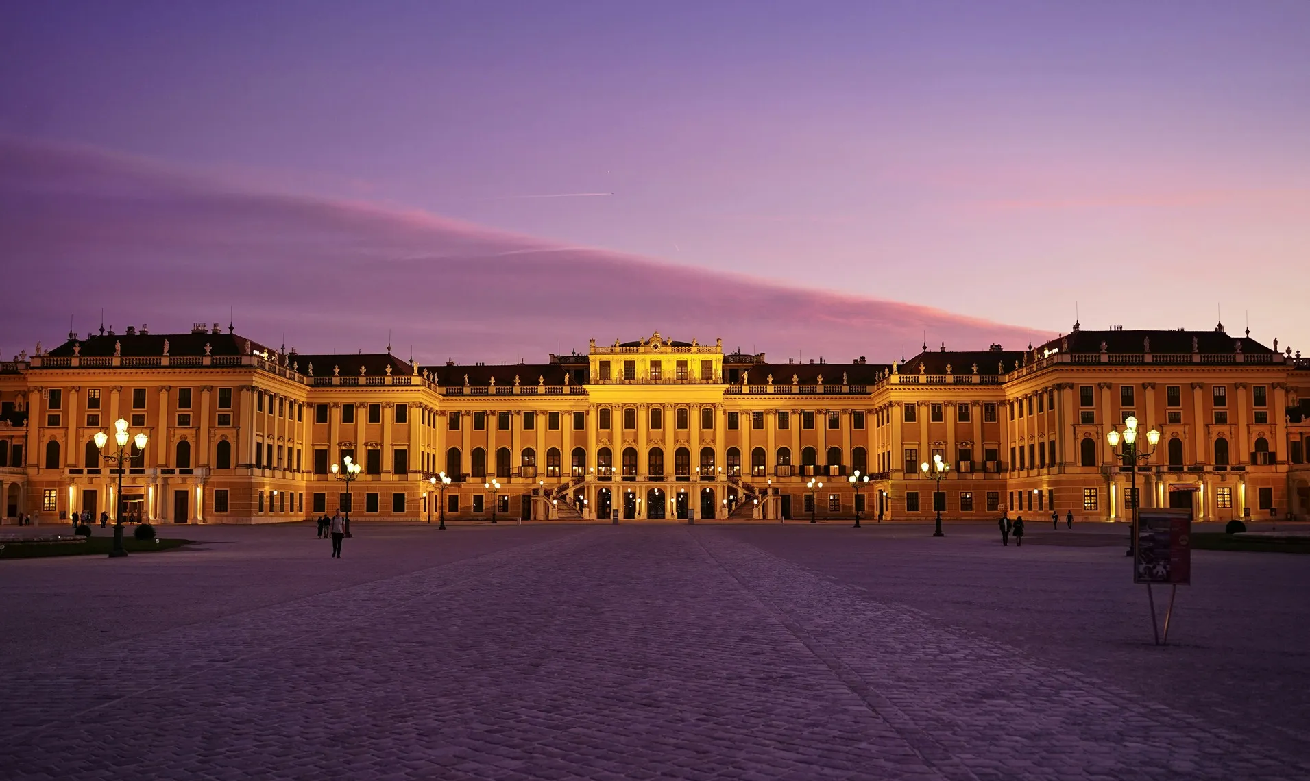 vista del Palacio de Schönbrunn al atardecer, ofrece una experiencia visual única, perfecta para los amantes de la historia.