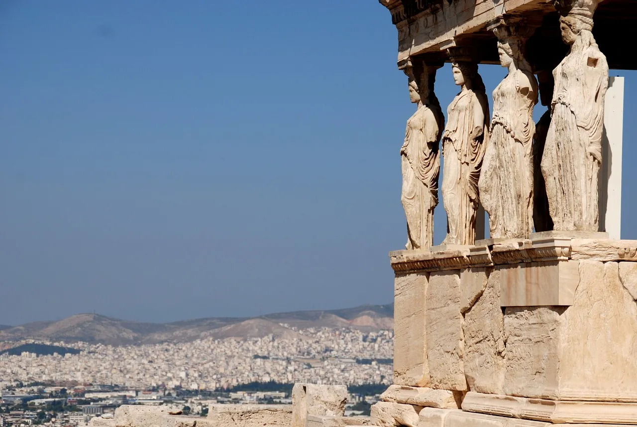 monumentos históricos con vista a las montañas rocosas, donde vas a poder conocer su historia mientras disfrutas de una agradable vista.