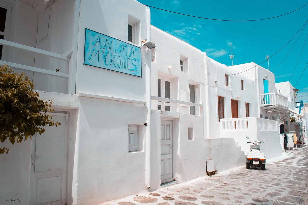 casas blancas en las calles de una de las ciudades en Grecia