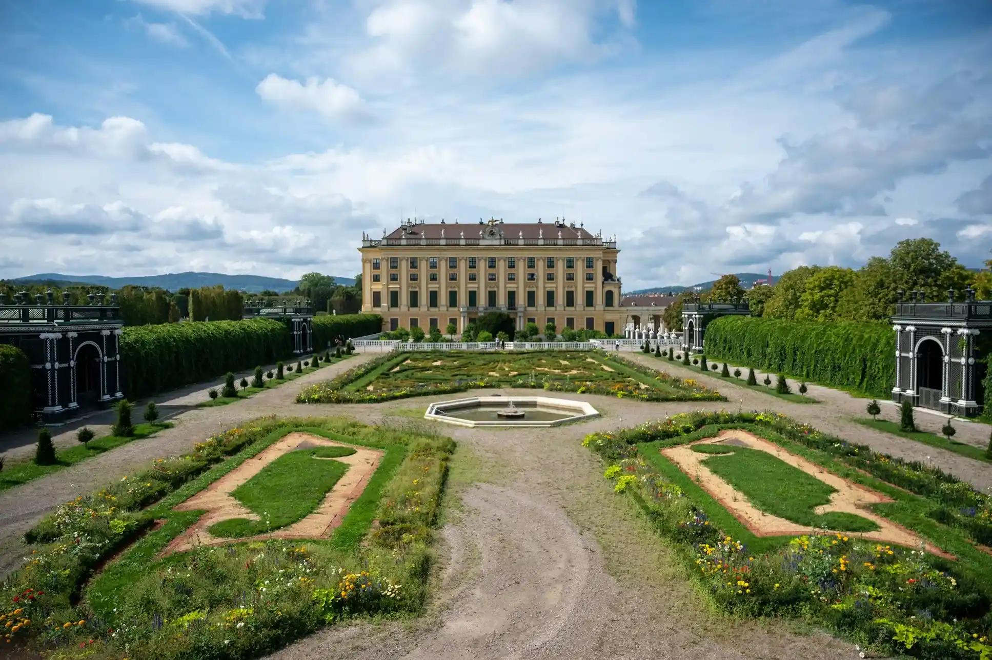 Este histórico palacio de Schönbrun, rodeado de hermosos jardines.