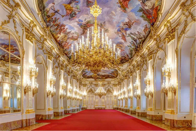Descubre el interior del Palacio de Schönbrunn, donde el techo decorado, destacan el lugar.