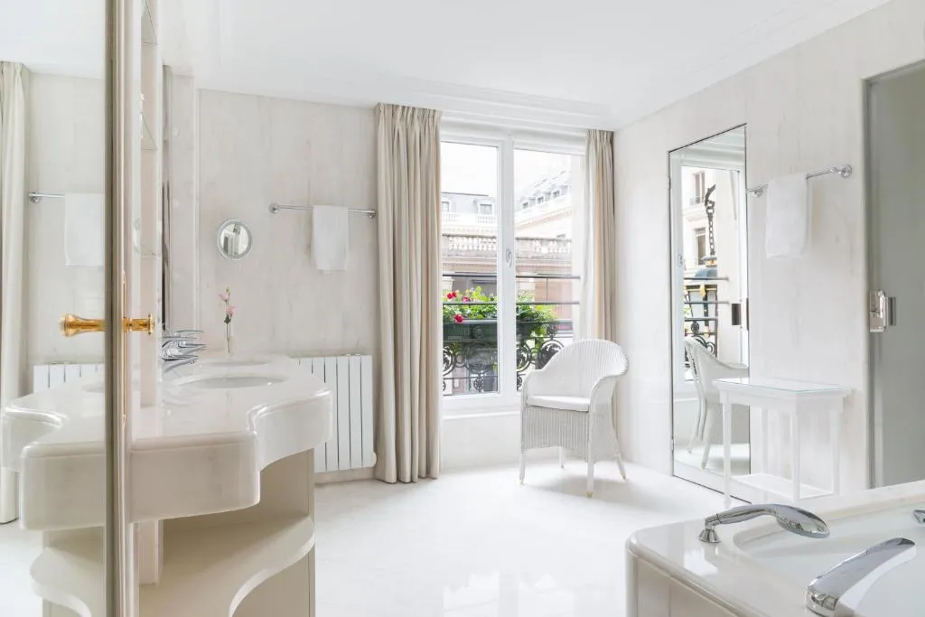 baño lujo con un diseño moderno, elegante y con una ventana con vista a la ciudad.