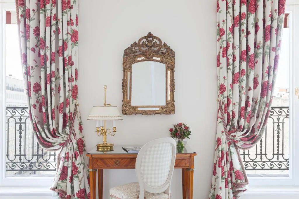 habitación con ventanas para una mejor iluminación, con escritorio para que puedas tener un momento agradable.