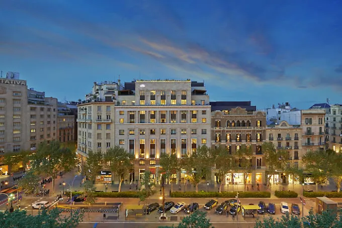 Vista del Hotel Mandarín Oriental en Barcelona, con un ambiente moderno y exclusivo. Desde allí se puede disfrutar de las vista de las calles de la ciudad.