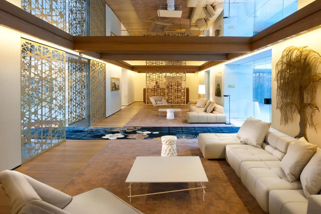 lujosa recepción con un diseño elegante y moderno, perfecta para esperar y disfrutar del ambiente.